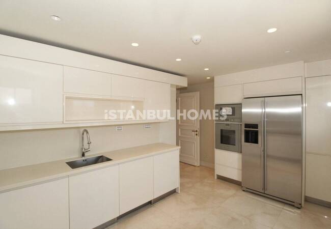İstanbul Sarıyer'de Boğaz Manzaralı Yenilenmiş Binada Daireler 36