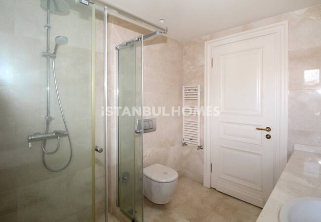 İstanbul Sarıyer'de Boğaz Manzaralı Yenilenmiş Binada Daireler 49