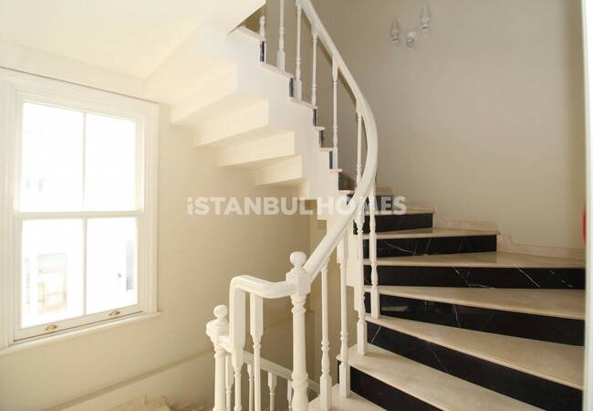 İstanbul Sarıyer'de Boğaz Manzaralı Yenilenmiş Binada Daireler 54