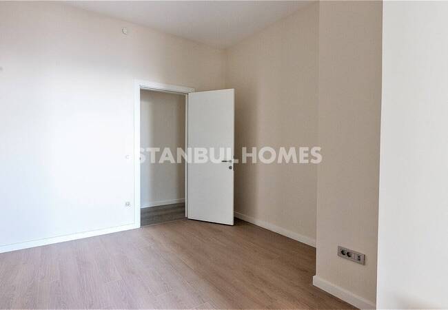 Real Estate in Complex with Terrace and Balcony in Kartal Istanbul 19