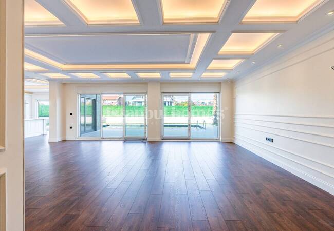 Duplex Villa with Garden and Pool in Istanbul Beylikduzu 16