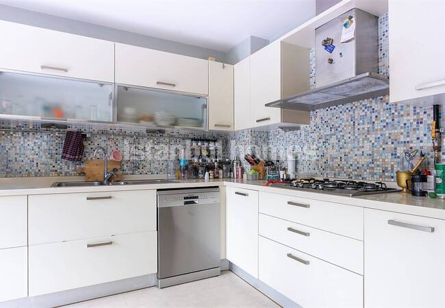 Çekmeköy'de Nezih Sitede Müstakil Bahçeli Tripleks Villa 10