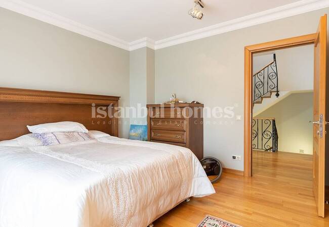 Çekmeköy'de Nezih Sitede Müstakil Bahçeli Tripleks Villa 11