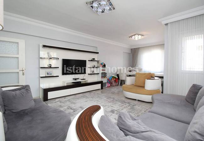 Well Lit Flat with 3 Balconies in a Complex in Istanbul Fatih 6
