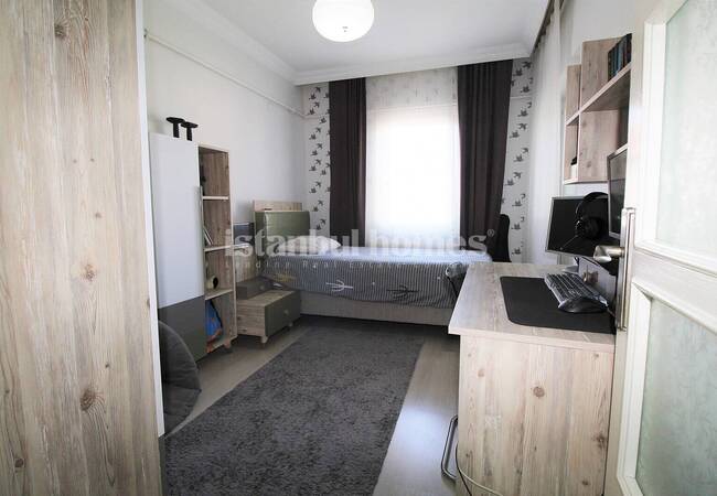 Well Lit Flat with 3 Balconies in a Complex in Istanbul Fatih 16