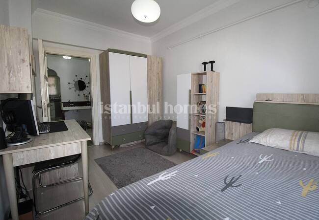 Well Lit Flat with 3 Balconies in a Complex in Istanbul Fatih 17