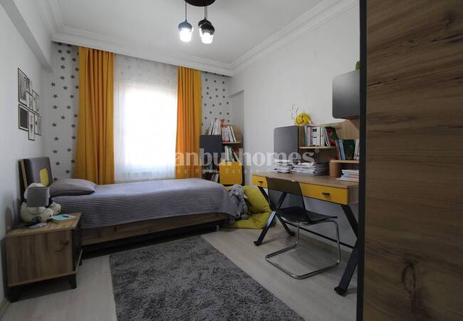 Well Lit Flat with 3 Balconies in a Complex in Istanbul Fatih 18