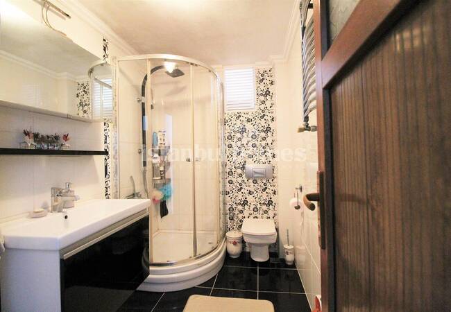 Well Lit Flat with 3 Balconies in a Complex in Istanbul Fatih 19