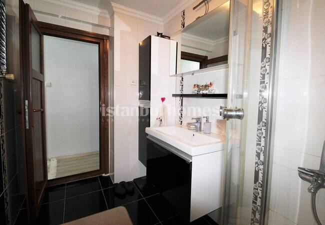 Well Lit Flat with 3 Balconies in a Complex in Istanbul Fatih 20