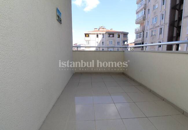Well Lit Flat with 3 Balconies in a Complex in Istanbul Fatih 22