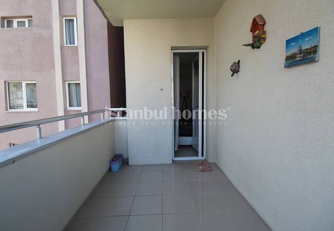 Well Lit Flat with 3 Balconies in a Complex in Istanbul Fatih 23