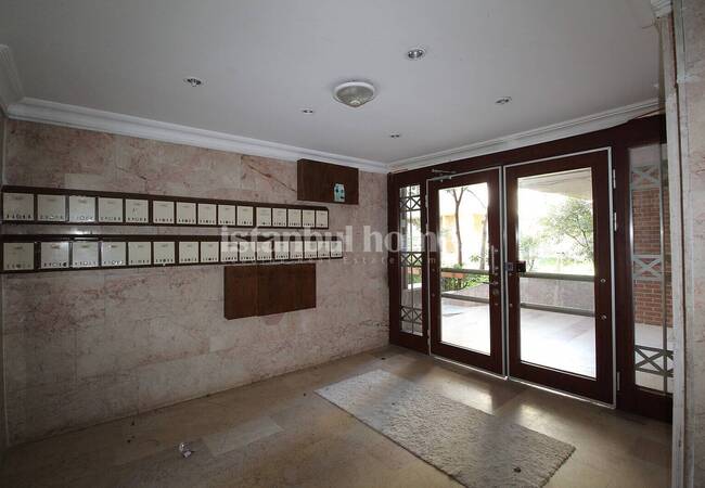Well Lit Flat with 3 Balconies in a Complex in Istanbul Fatih 24