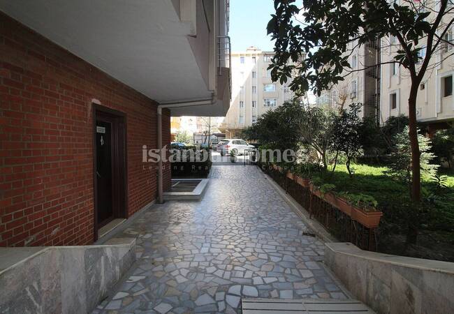 Well Lit Flat with 3 Balconies in a Complex in Istanbul Fatih 25