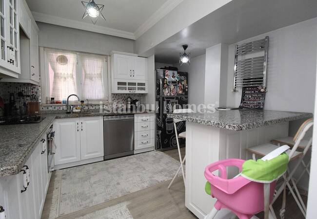 Well Lit Flat with 3 Balconies in a Complex in Istanbul Fatih 8