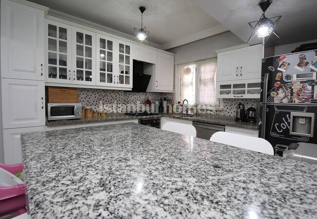 Well Lit Flat with 3 Balconies in a Complex in Istanbul Fatih 9