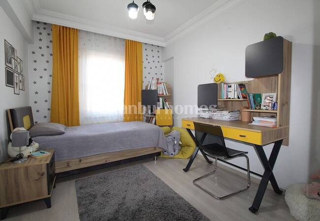 Well Lit Flat with 3 Balconies in a Complex in Istanbul Fatih 14