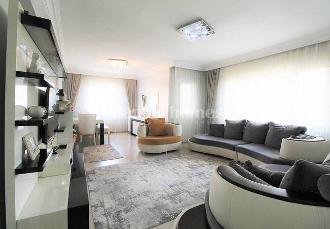 Well Lit Flat with 3 Balconies in a Complex in Istanbul Fatih 5