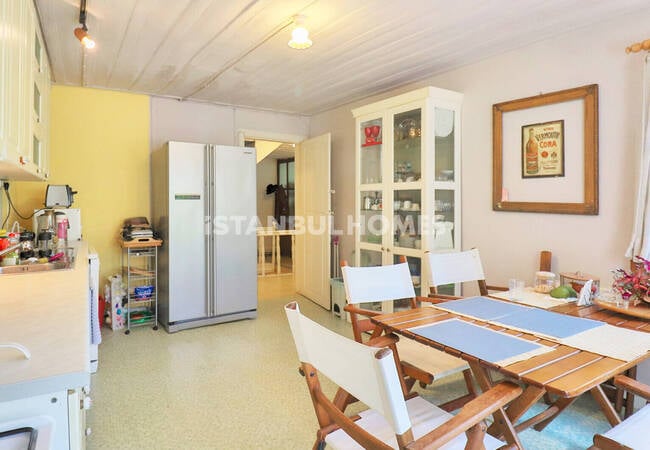 قصر تاريخي مطل على خاليج وحديقة في الفاتح 20