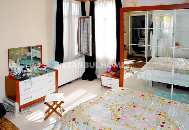 قصر تاريخي مطل على خاليج وحديقة في الفاتح 24