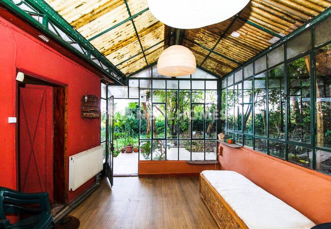 قصر تاريخي مطل على خاليج وحديقة في الفاتح 27