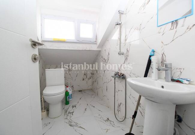 4-bedroom Duplex Apartment Close to Bus Stop in Istanbul 16