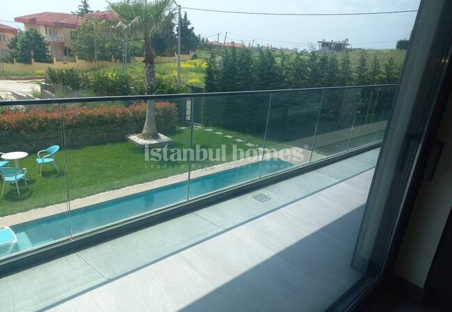 Büyükçekmece'de Havuzlu ve Asansörlü Tripleks Villalar 11