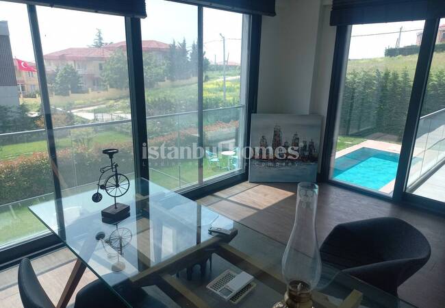 Büyükçekmece'de Havuzlu ve Asansörlü Tripleks Villalar 23