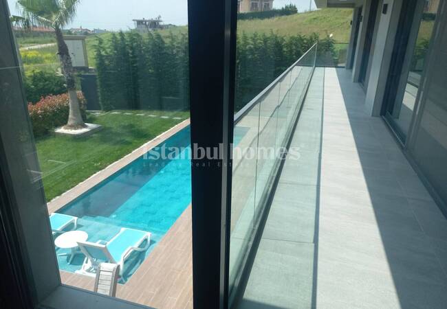 Büyükçekmece'de Havuzlu ve Asansörlü Tripleks Villalar 25