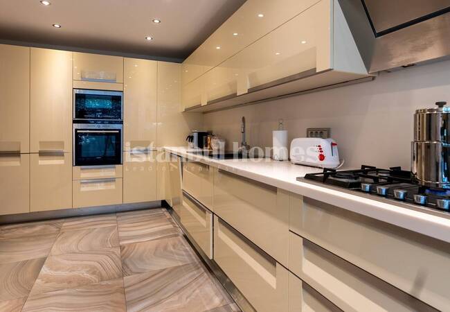 فيلا في مجمع مع وصول مباشر إلى البحر في كيليوس 18