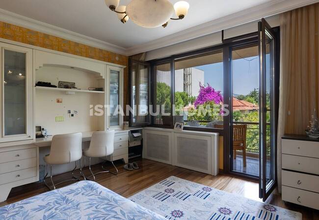Duplex Apartment in a Seaside Complex in Maltepe with Pool 26