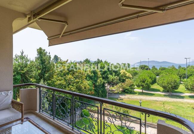 Duplex Apartment in a Seaside Complex in Maltepe with Pool 37