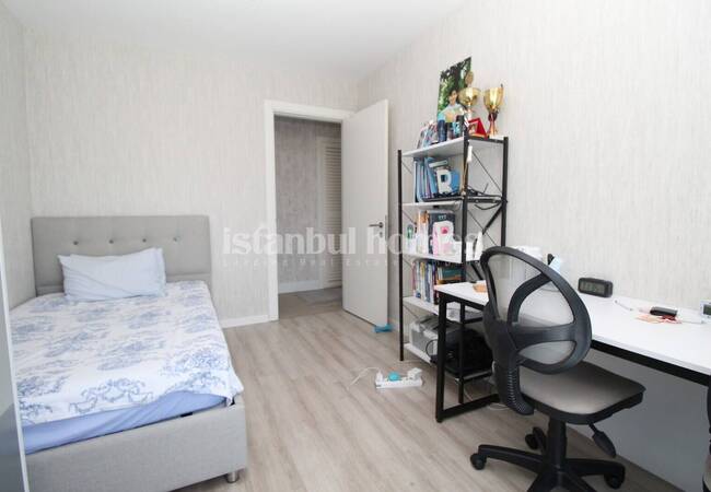 Apartment in a Complex with Swimming Pools in Kucukcekmece 20
