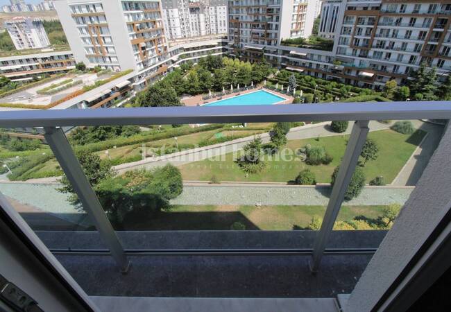 Apartment in a Complex with Swimming Pools in Kucukcekmece 31