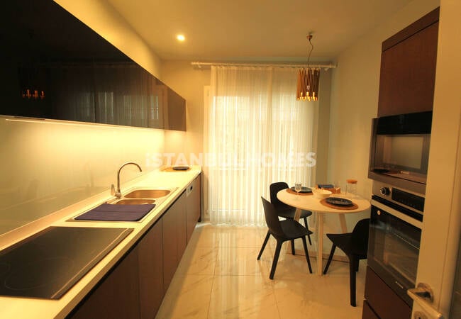 Недвижимость с видом на озеро рядом с главной дорогой в Стамбуле 11