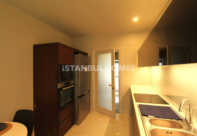 Недвижимость с видом на озеро рядом с главной дорогой в Стамбуле 12