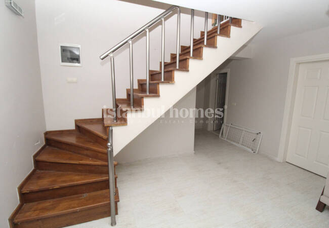 İstanbul Büyükçekmece'de Bahçeli ve 4 Yatak Odalı Tripleks Villa 32