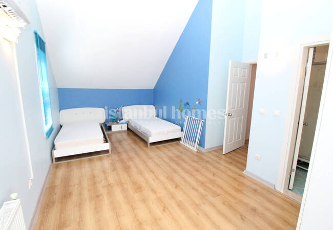 İstanbul Büyükçekmece'de Bahçeli ve 4 Yatak Odalı Tripleks Villa 26