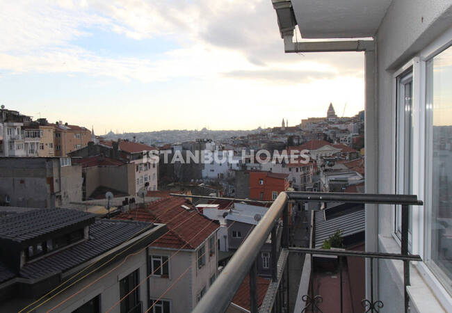 İstanbul Beyoğlu'nda Galata Kulesi Manzaralı Eşyalı Daire 23