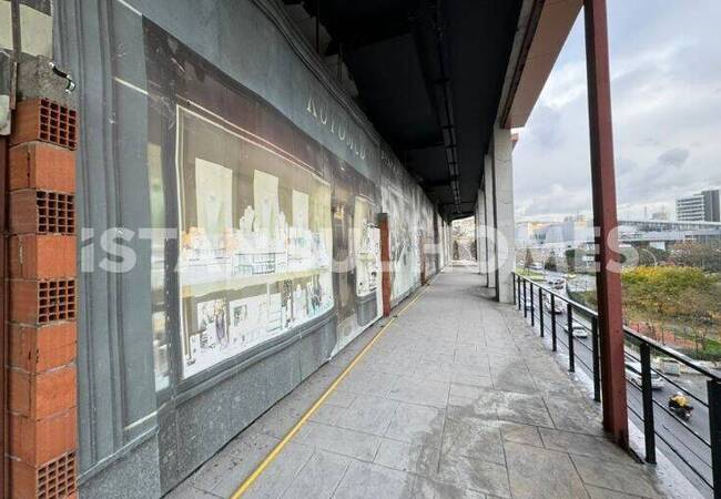 Магазины рядом с автомагистралями и метробусом в Эсеньюрте 6