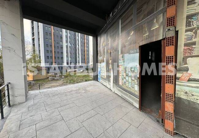 Магазины рядом с автомагистралями и метробусом в Эсеньюрте 9