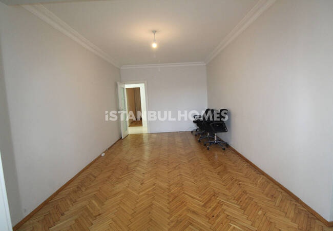 3-bedroom Flat in a Complex Near Amenities in Istanbul Sisli 4