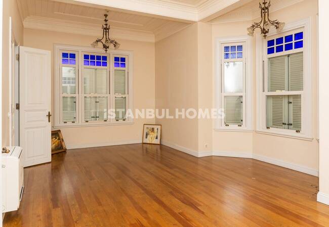 خانه ۷ خوابه با باغ محوطهسازی شده در کادیکوی 4