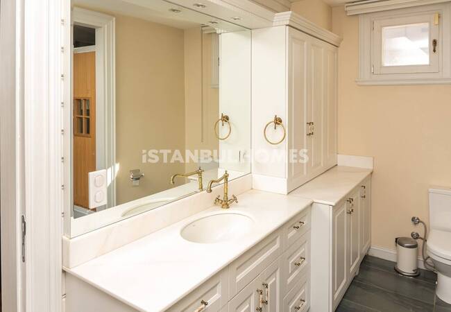 خانه ۷ خوابه با باغ محوطهسازی شده در کادیکوی 9