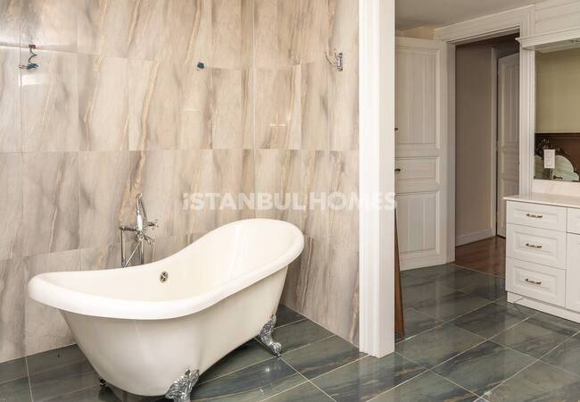 خانه ۷ خوابه با باغ محوطهسازی شده در کادیکوی 10