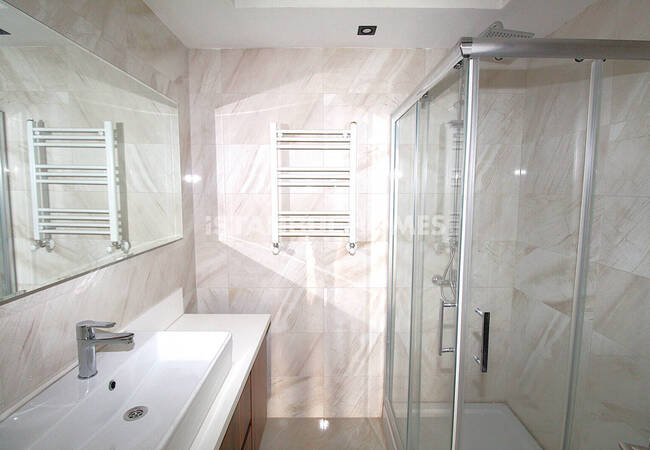 Istanbul Homes ® تقدم شققاً للبيع في بيليكدوزو. الشقق الواسعة بالقرب من المرسى تقع في مجمع مع مسبح، وأمن، وكراج للسيارات. 25