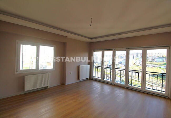 Istanbul Homes ® تقدم شققاً للبيع في بيليكدوزو. الشقق الواسعة بالقرب من المرسى تقع في مجمع مع مسبح، وأمن، وكراج للسيارات. 26