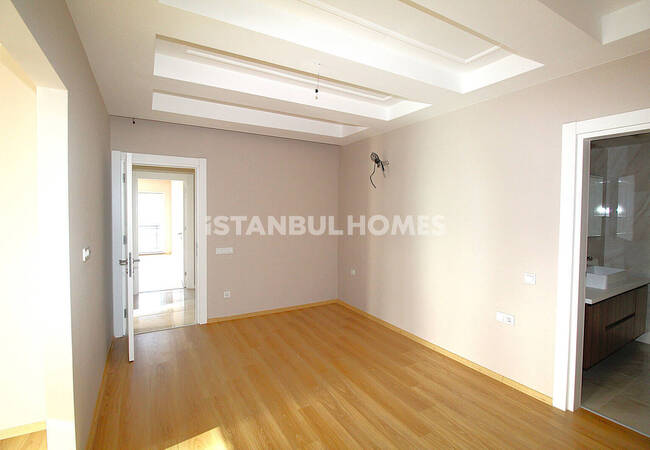 Istanbul Homes ® تقدم شققاً للبيع في بيليكدوزو. الشقق الواسعة بالقرب من المرسى تقع في مجمع مع مسبح، وأمن، وكراج للسيارات. 24