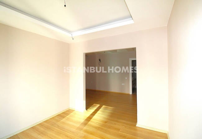 Istanbul Homes ® تقدم شققاً للبيع في بيليكدوزو. الشقق الواسعة بالقرب من المرسى تقع في مجمع مع مسبح، وأمن، وكراج للسيارات. 23