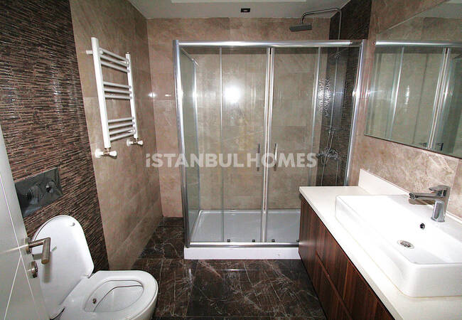 Istanbul Homes ® تقدم شققاً للبيع في بيليكدوزو. الشقق الواسعة بالقرب من المرسى تقع في مجمع مع مسبح، وأمن، وكراج للسيارات. 32