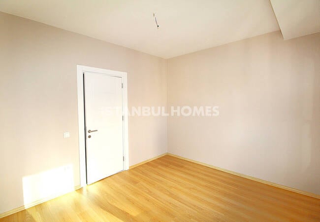 Istanbul Homes ® تقدم شققاً للبيع في بيليكدوزو. الشقق الواسعة بالقرب من المرسى تقع في مجمع مع مسبح، وأمن، وكراج للسيارات. 31